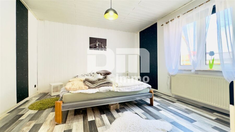 Vielseitiges Raumwunder mit Potenzial: Ein- bis Zweifamilienhaus im Herzen von Amt Creuzburg - EG Schlafzimmer